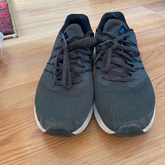 Size 8 Nike sneaker - Picture 4 of 4